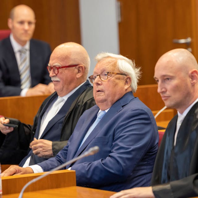 Bonn: Der angeklagte Bankier Christian Olearius (M) steht zwischen seinen Anwälten Peter Gauweiler (l) und Rudolf Hübner im Gerichtssaal im Bonner Landgericht.&nbsp;