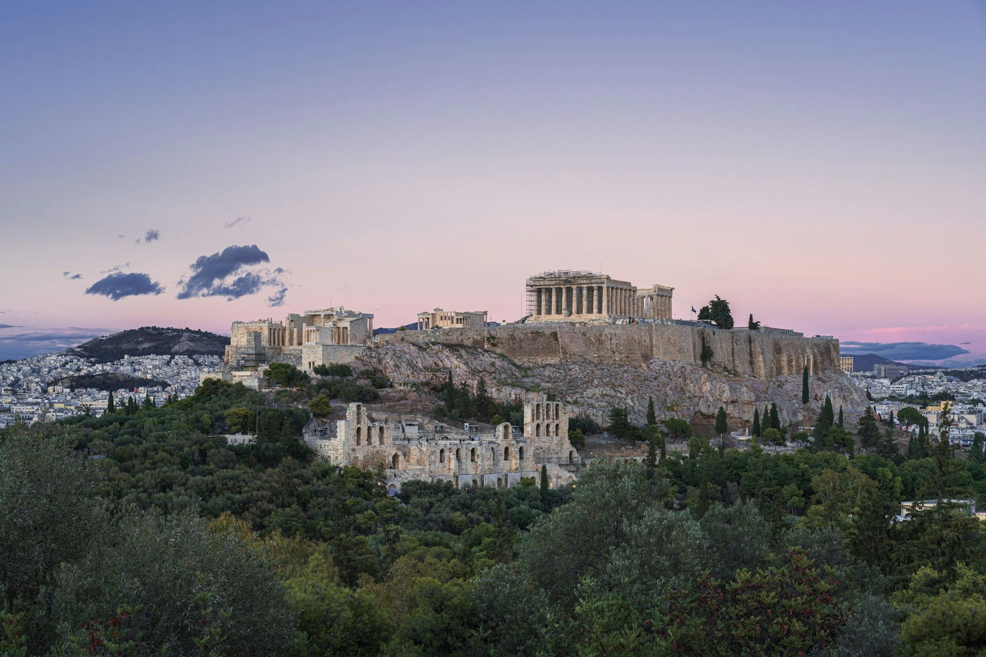 Der Akropolis-Hügel in der Abendsonne.