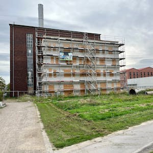 Am alten Kesselhaus in der Opladener Bahnstadt steht im September 2023 immer noch ein Gerüst.