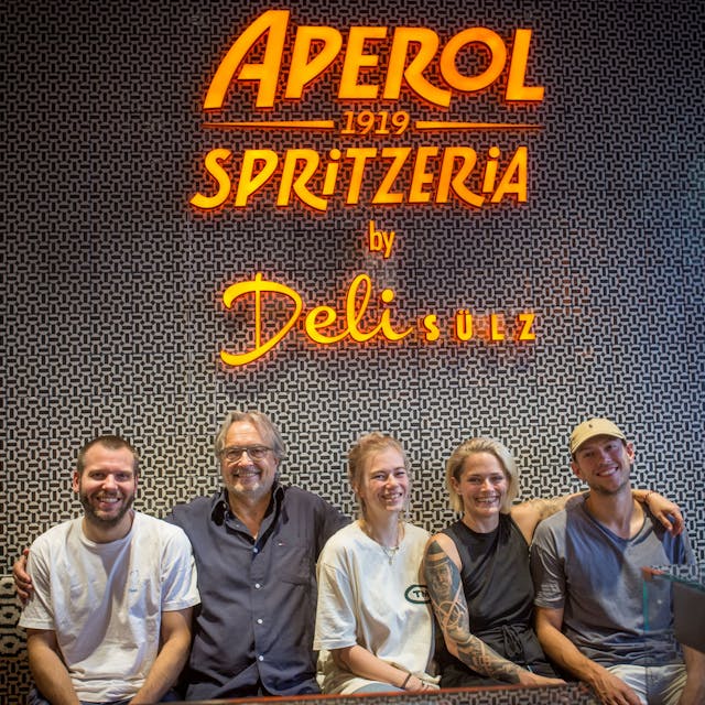 Das Team der Aperol Spritzeria und des Stukmans: Jan Hülsen (v.l.), Raimund Stuka, Charlotte Fischer, Judith Grazio und Dylan Stuka