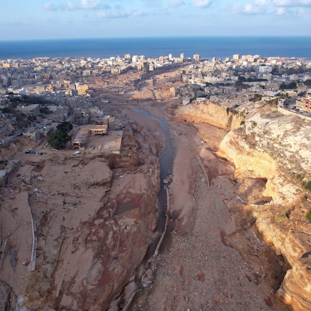 Die Luftaufnahme zeigt ein von den Überschwemmungen betroffenes Gebiet in Derna, Libyen.