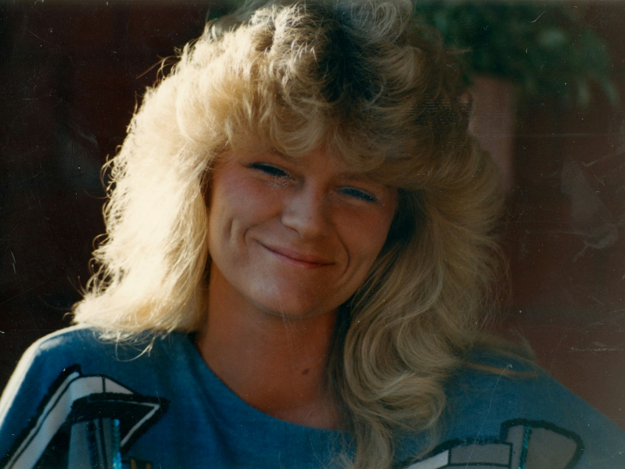 Petra Nohl im Porträt. Die Frau mit blonden langen Locken lächelt in die Kamera.