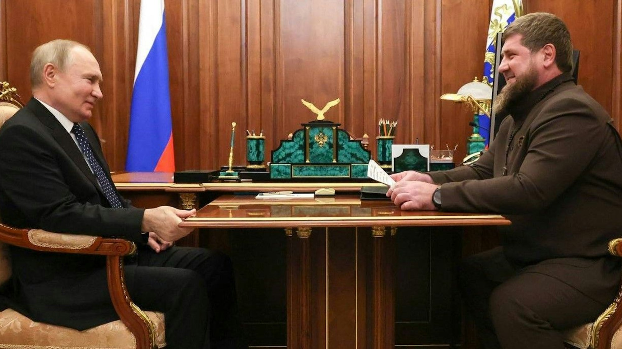 Gute Stimmung: Kremlchef Wladimir Putin und Tschetschenen-Anführer Ramsan Kadyrow bei einem Treffen im März in Moskau. Derzeit gibt es viele Spekulationen um den Gesundheitszustand Kadyrows.