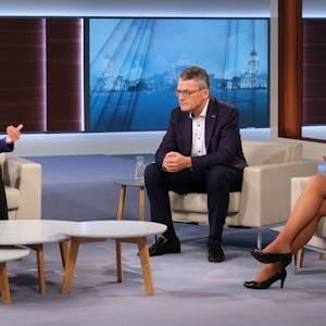 Talkshow-Auftritt in der ARD: Sahra Wagenknecht (r.) im Gespräch mit Moderatorin Anne Will (l.) und CDU-Politiker Roderich Kiesewetter.