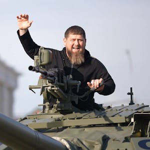 Der tschetschenische Staatschef Ramsan Kadyrow fährt in einem aufgerüsteten T-72-Panzer mit. (Archivbild)