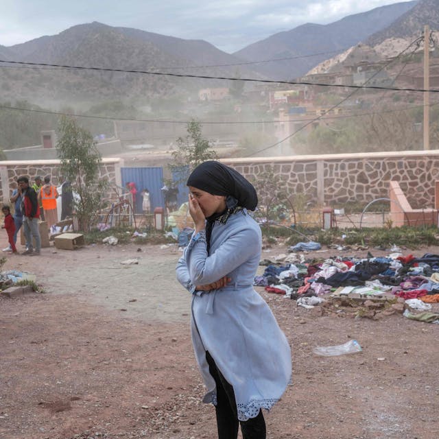 Eine Frau in Marokko in einem Dorf zwischen Marrakesch und Taroudant nach dem schweren Erdbeben.