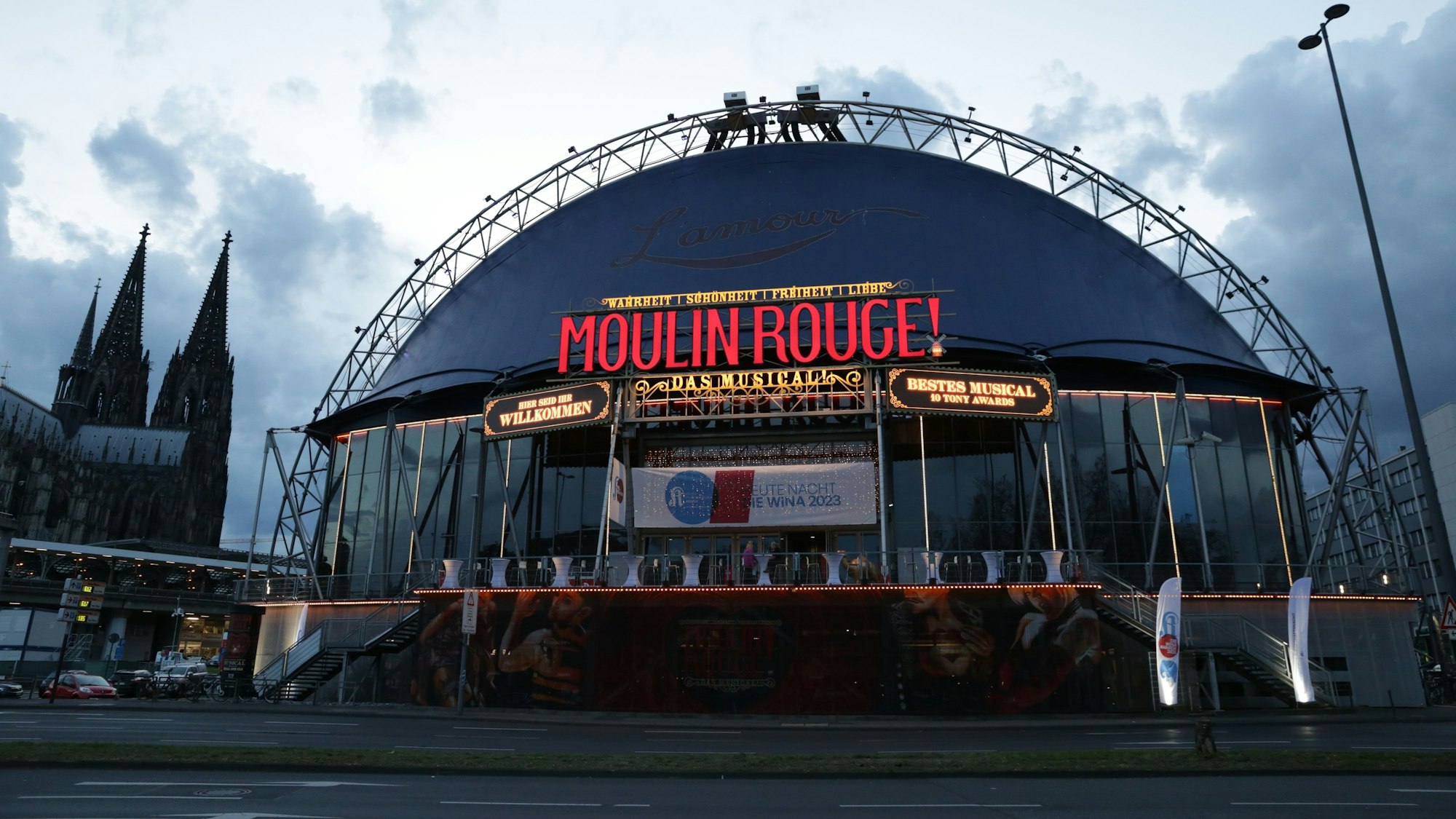 Dom, Musical Dome und Musical Moulin Rouge: Das Ambiente der Wirtschaftsnacht Rheinland 2023.