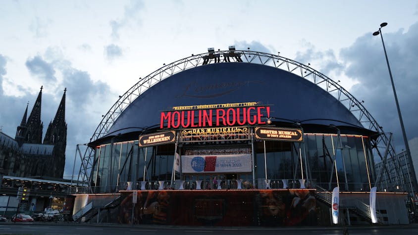 Im Schatten des Kölner Doms fand die Wirtschaftsnacht Rheinland 2023 im Musical Dome statt. Dort ist das preisgekrönte Musical Moulin Rouge zuhause, das die Gäste mit seinem Ambiente begeisterte.