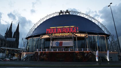 Im Schatten des Kölner Doms fand die Wirtschaftsnacht Rheinland 2023 im Musical Dome statt. Dort ist das preisgekrönte Musical Moulin Rouge zuhause, das die Gäste mit seinem Ambiente begeisterte.