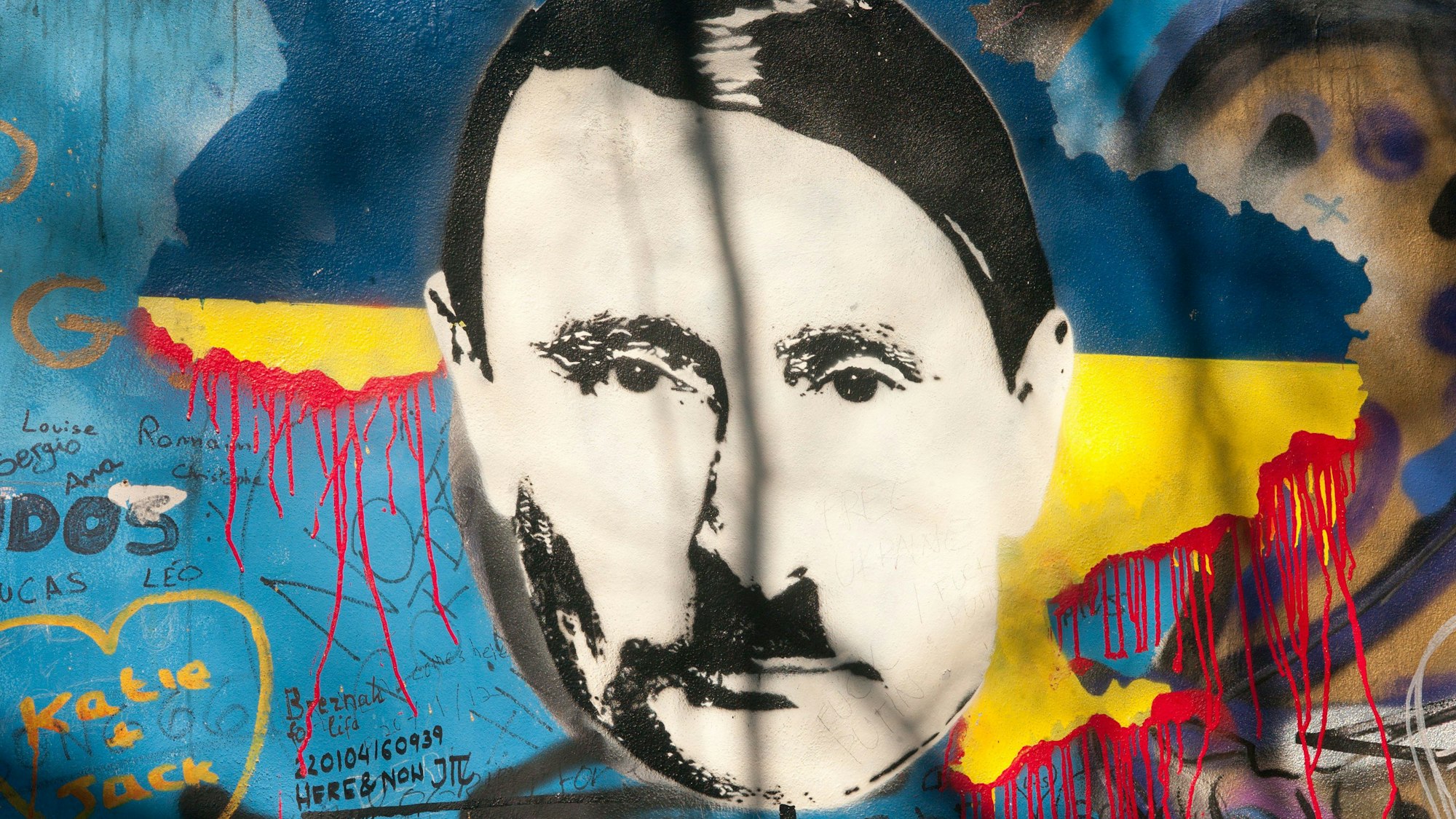 Auf der sogenannten John-Lennon-Mauer in Prag hat ein Unbekannter den russischen Präsidenten Wladimir Putin angesichts des Ukraine-Kriegs als Adolf Hitler dargestellt. Nun hat auch der ukrainische Präsident Wolodymyr Selenskyj den Kremlchef mit Hitler verglichen. (Archivbild)