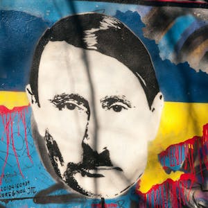 Auf der sogenannten John-Lennon-Mauer in Prag hat ein Unbekannter den russischen Präsidenten Wladimir Putin angesichts des Ukraine-Kriegs als Adolf Hitler dargestellt. Nun hat auch der ukrainische Präsident Wolodymyr Selenskyj den Kremlchef mit Hitler verglichen. (Archivbild)