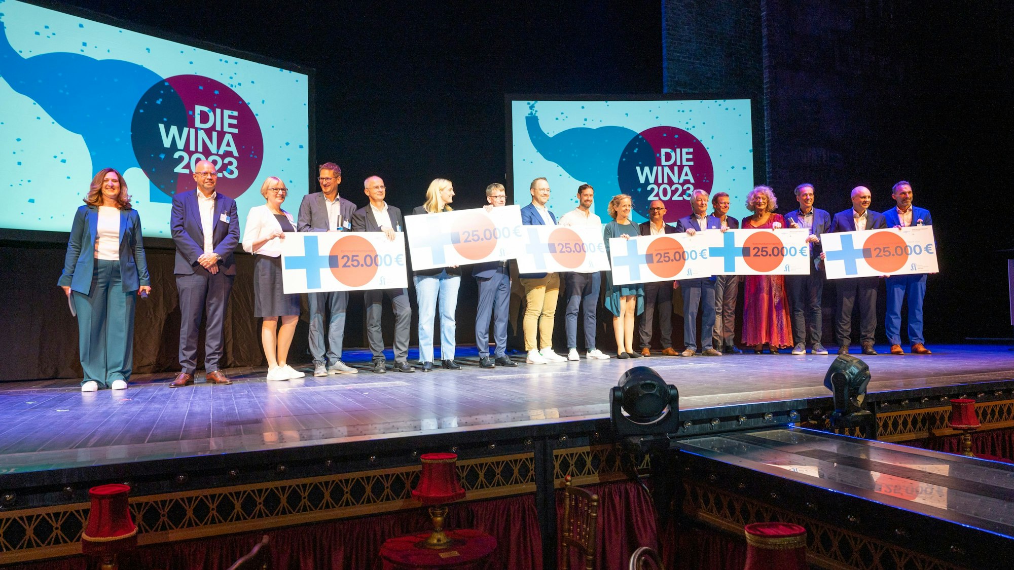 Die Gewinnerinnen und Gewinner der Wirtschaftsnacht Rheinland 2023, die Schecks überreichten Isabella Neven DuMont und Christian DuMont Schütte.