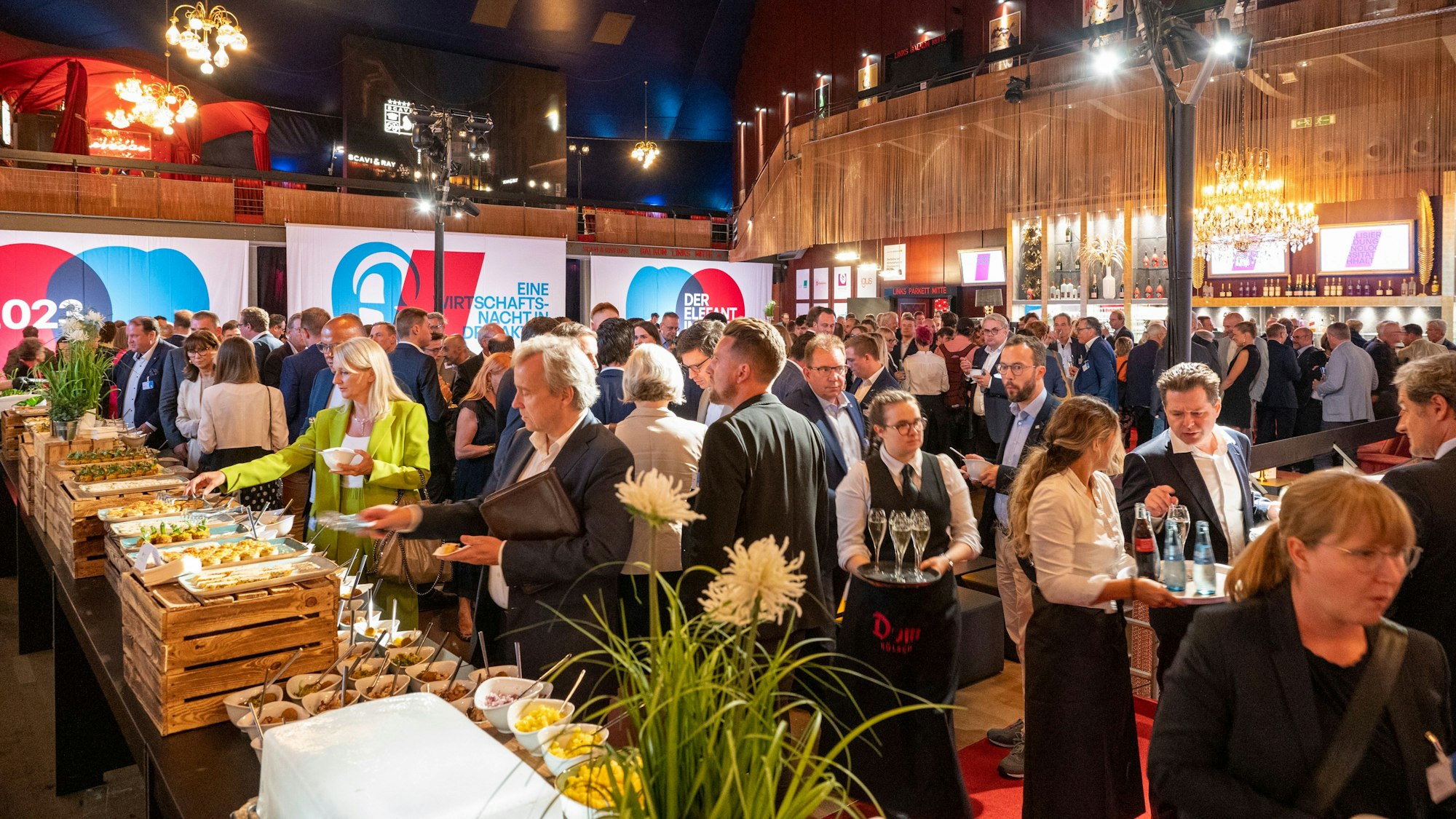 Wirtschaftsnacht Rheinland 2023: Bei Getränken und Catering trafen sich die Gäste im Musical Dome.