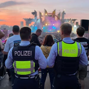 Das Bild zeigt die beiden Polizisten, wie sie auf die Bühne des Festivals schauen.