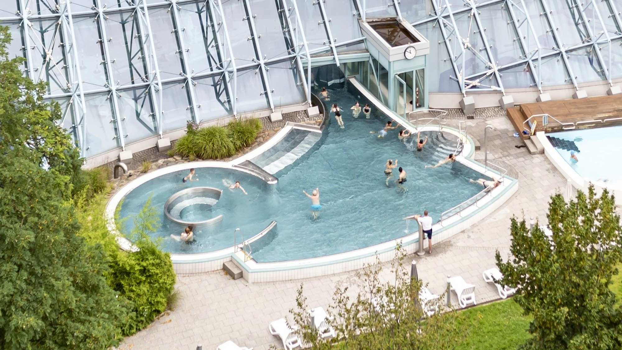 Das Foto zeigt den Außenbereich des Kölner Agrippabads.
