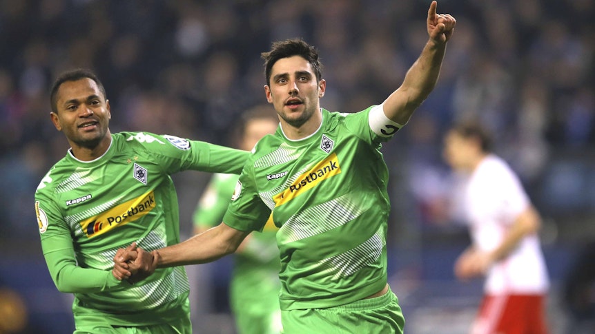 Raffael (l.) und Lars Stindl bejubeln am 1. März 2017 einen Treffer von Borussia Mönchengladbach gegen den Hamburger SV.