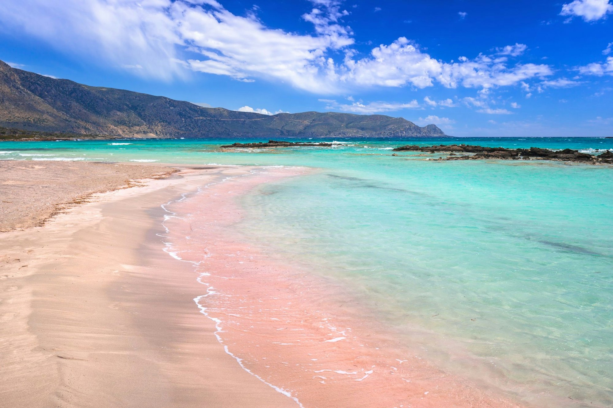 Der Sand am Strand von Elafonisi ist rosa gefärbt.