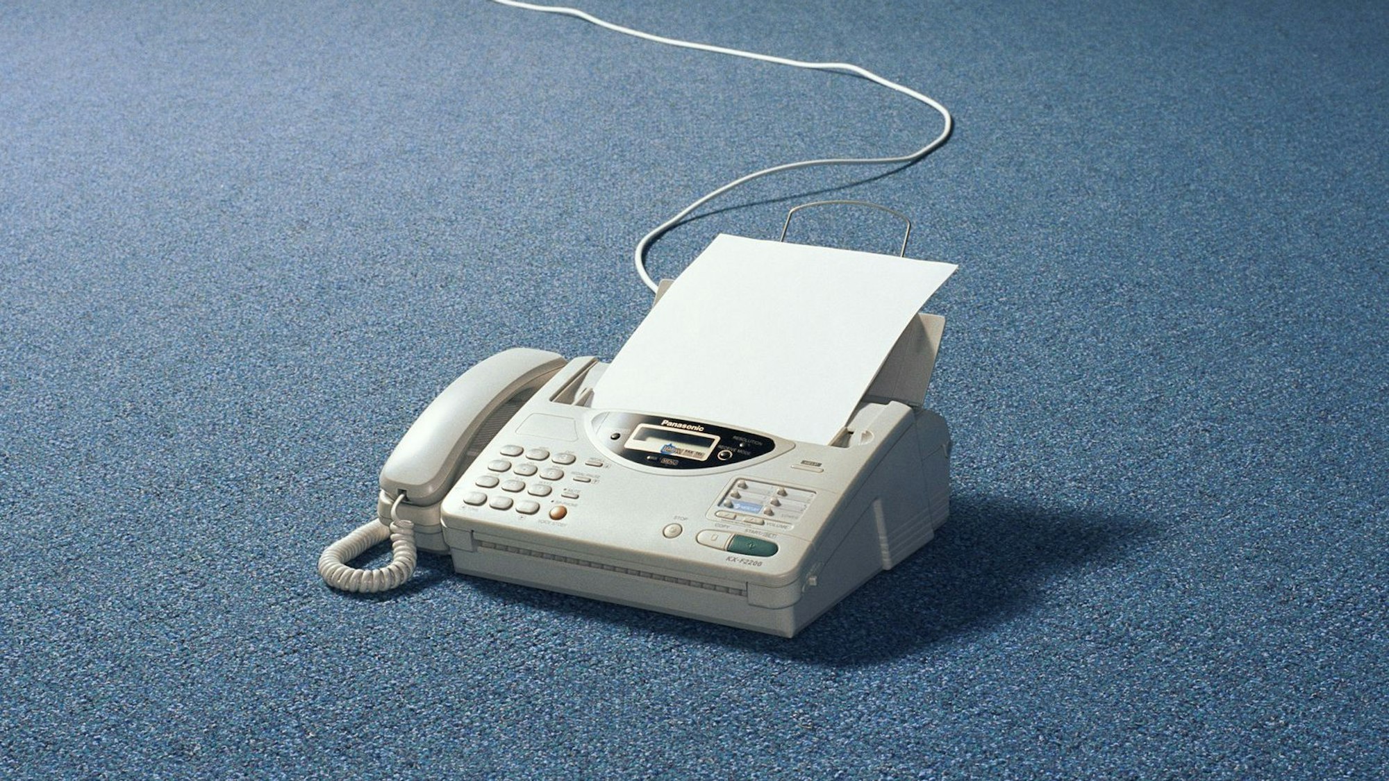 Ein Faxgerät steht auf dem Boden.