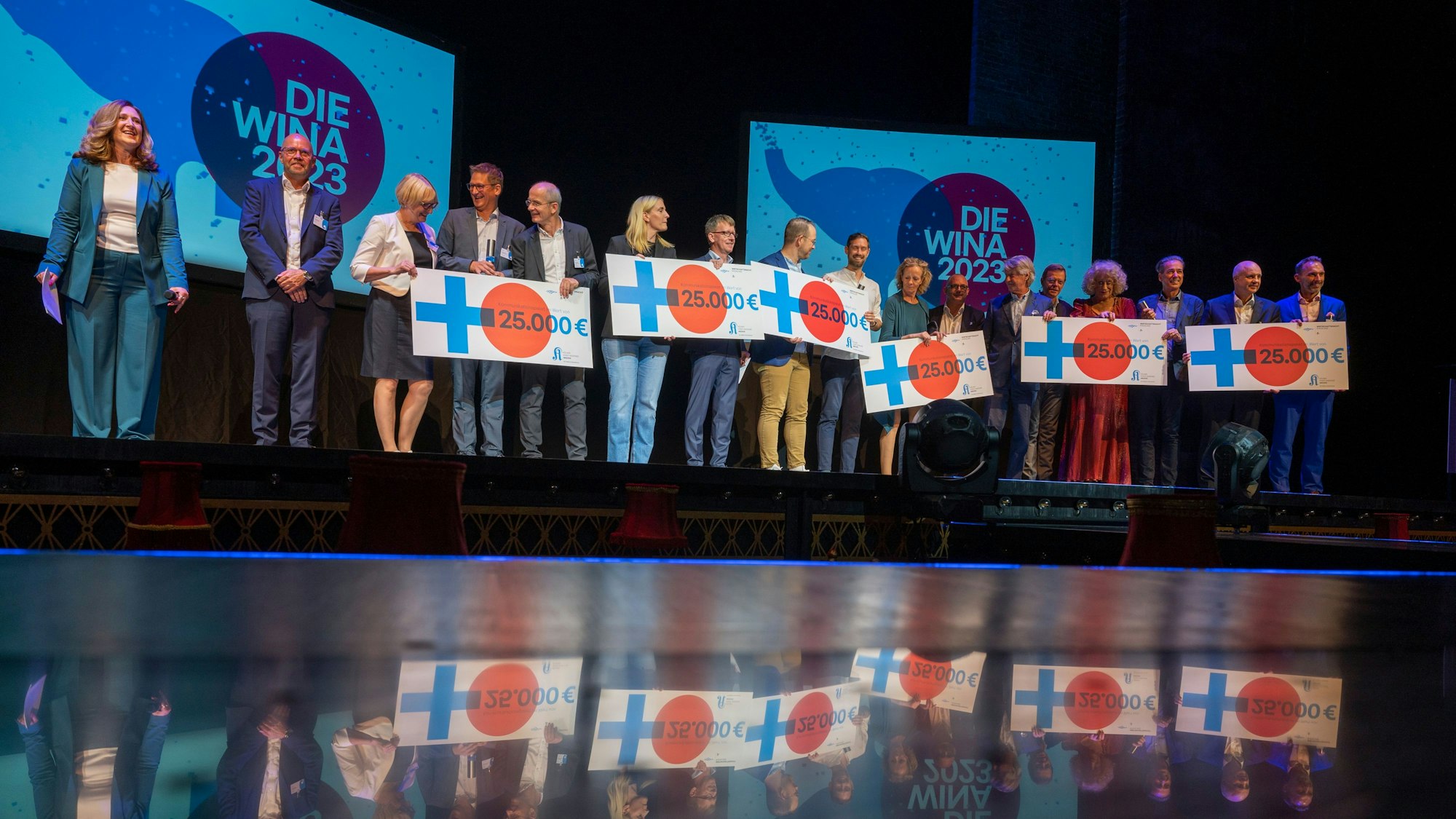 Wirtschaftsnacht Rheinland 2023: Die Gewinnerinnen und Gewinner auf der Bühne des Musical Domes.