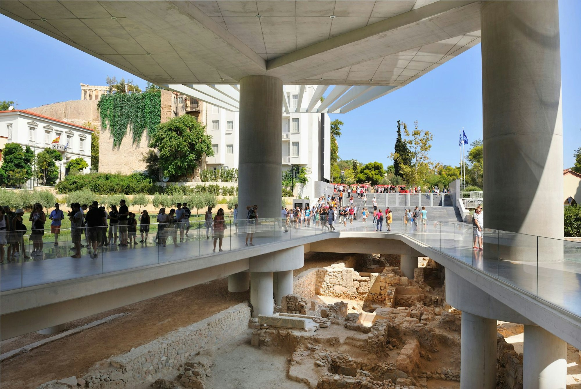 Besucherinnen und Besucher sehen sich im Akropolis-Museum die Ausstellungsstücke an.