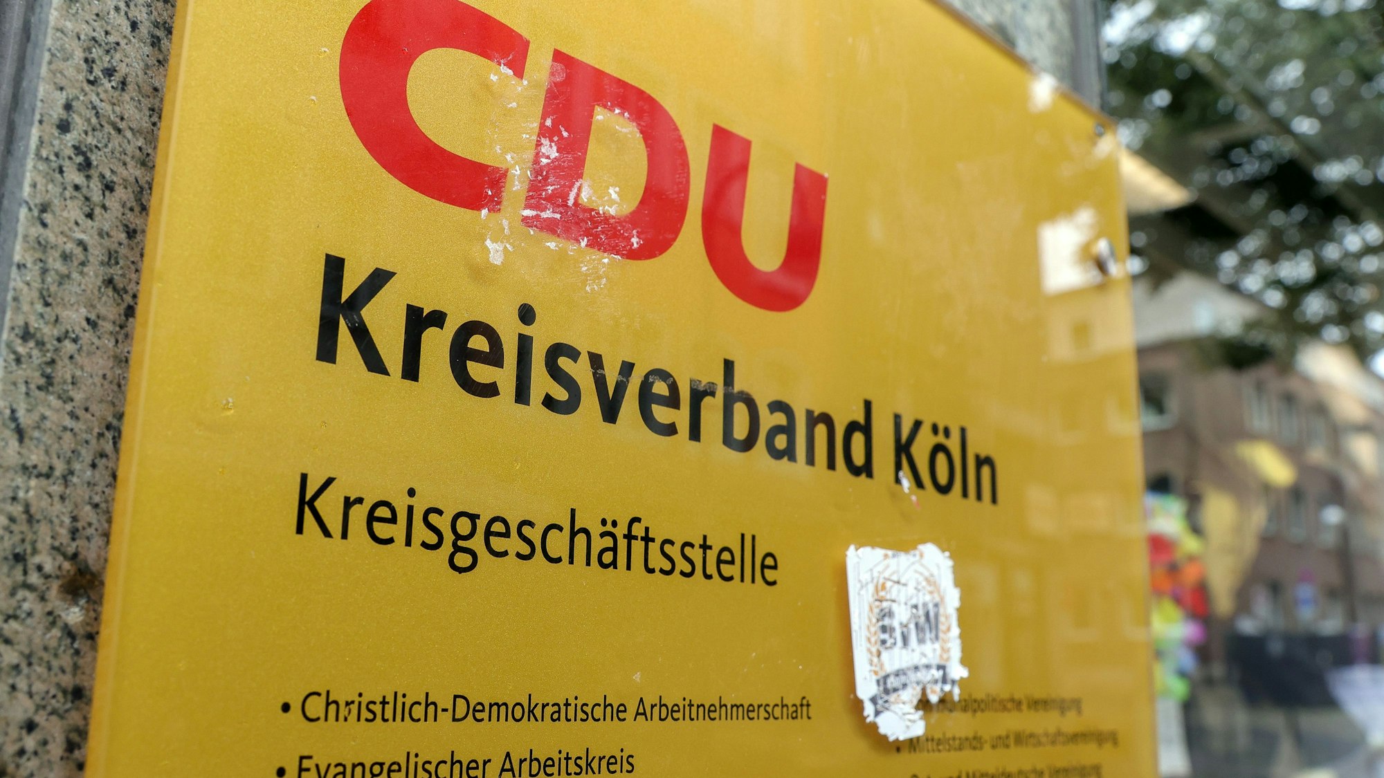Das Schild hängt an der Geschäftsstelle der Kölner CDU in der Innenstadt.