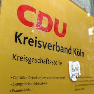 Das Schild hängt an der Geschäftsstelle der Kölner CDU in der Innenstadt.