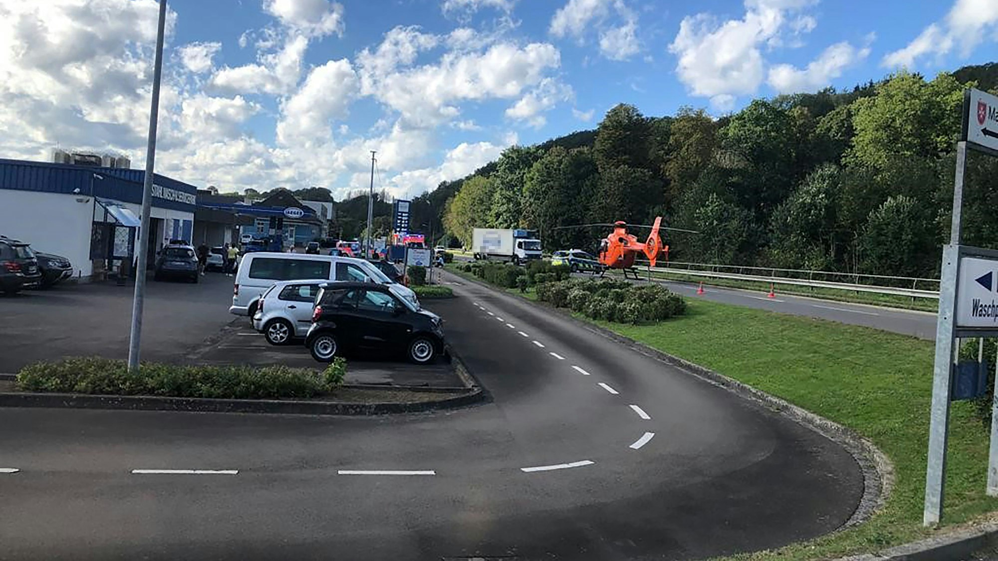 Nach einem schweren Verkehrsunfall mit einem Lkw und einer Fußgängerin ist ein Hubschrauber auf einer Straße gelandet.