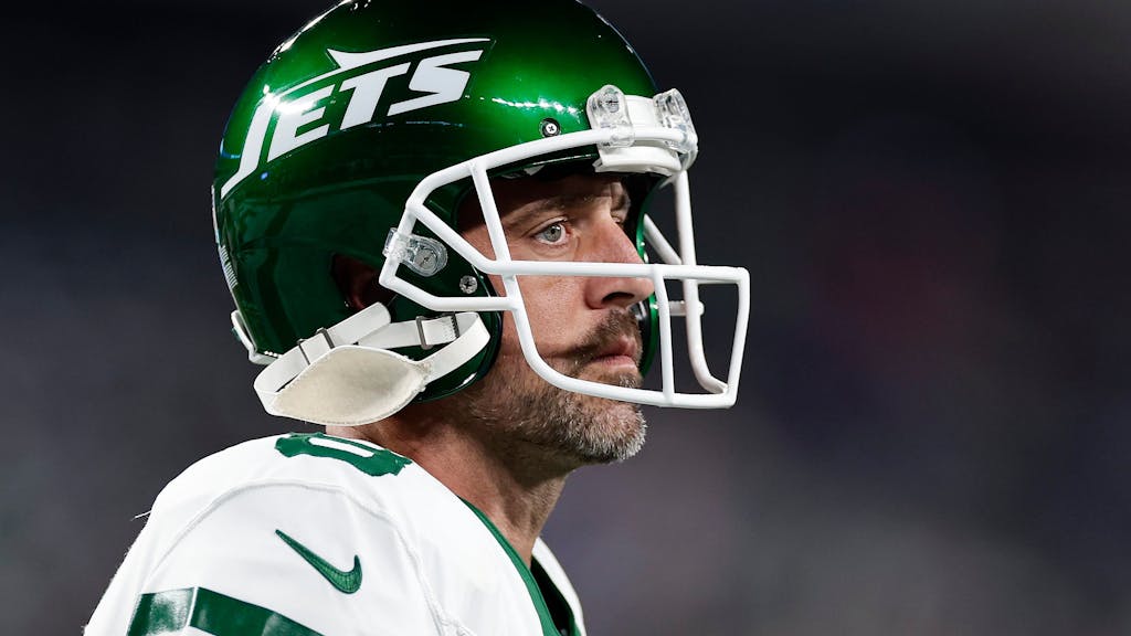 Jets-Quarterback Aaron Rodgers schaut enttäuscht beim Spiel gegen die Buffalo Bills