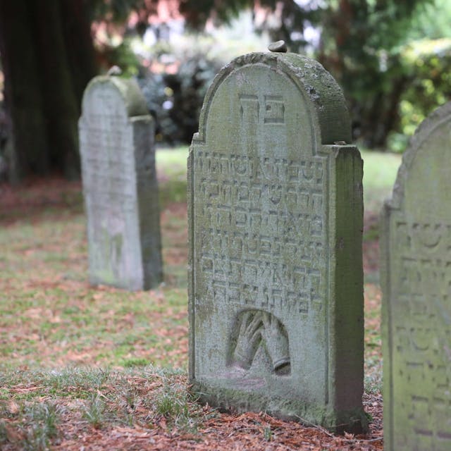 Drei Grabsteine auf dem jüdischen Friedhof in Bad Honnef-Selhof.
