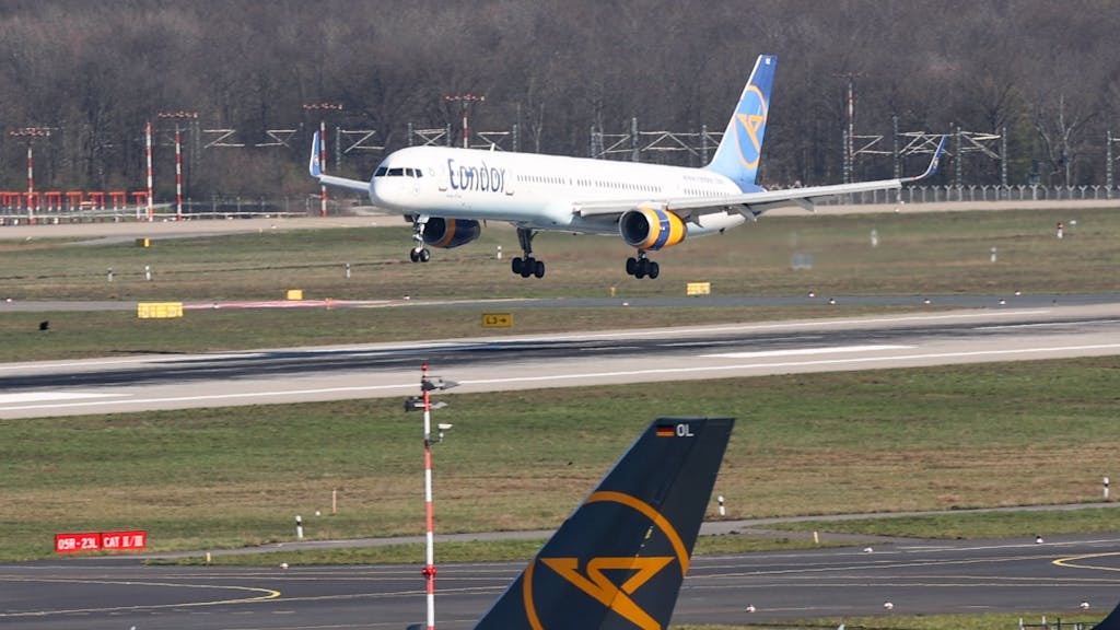 Eine Boeing 757 der Fluggesellschaft Condor aus Mallorca landet auf dem Flughafen Düsseldorf.