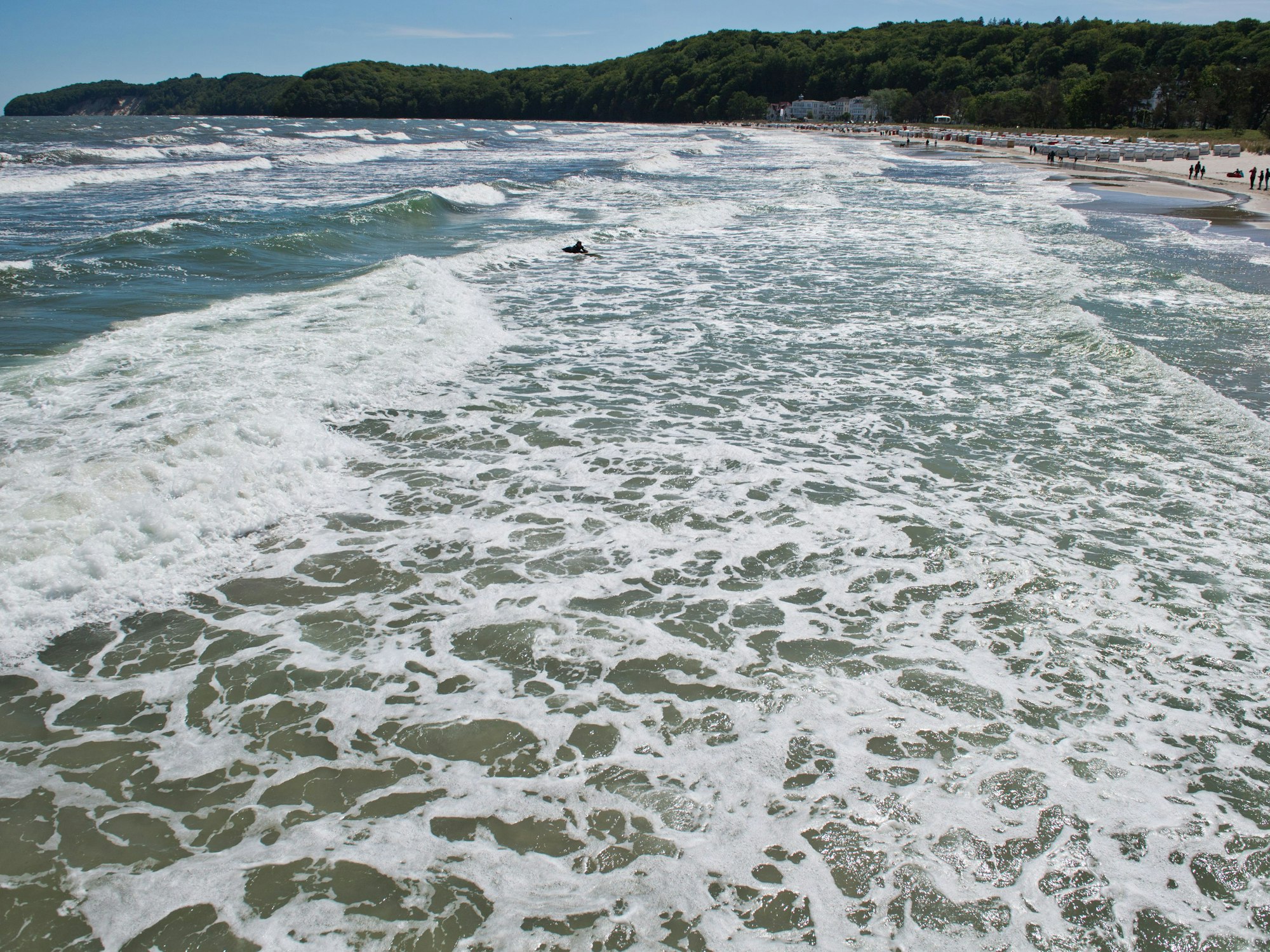 Wellen schlagen an den Strand. An der Ostseeküste sind zum ersten Mal in diesem Sommer Vibrionen-Infektionen erfasst worden.