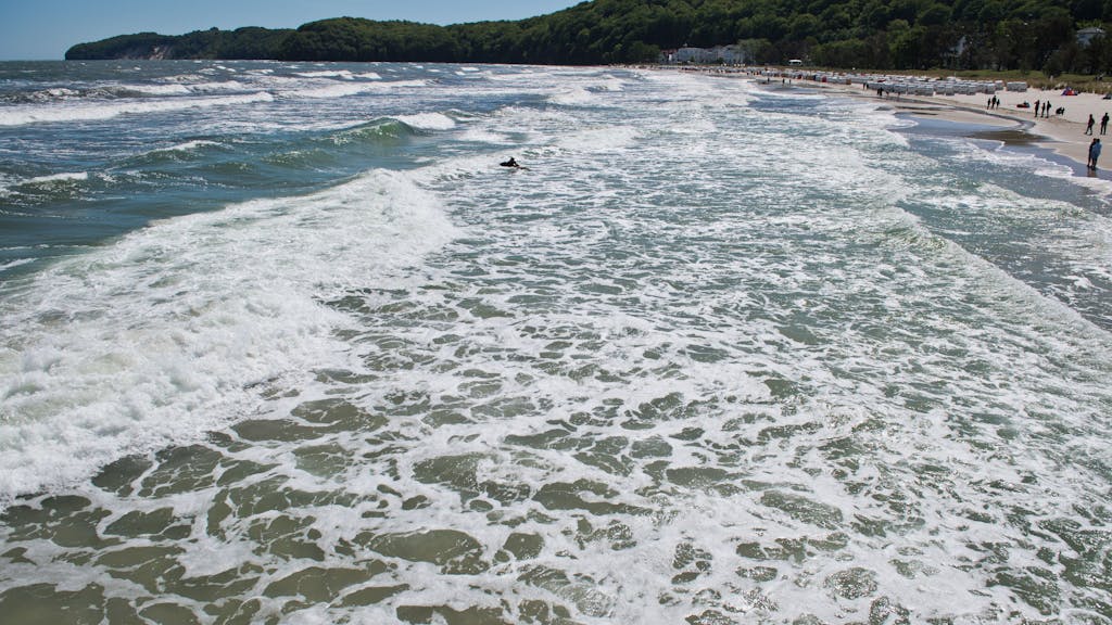 Wellen schlagen an den Strand. An der Ostseeküste sind zum ersten Mal in diesem Sommer Vibrionen-Infektionen erfasst worden.&nbsp;