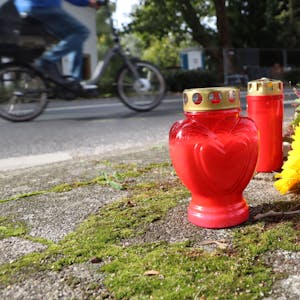 Auf dem Foto sind Kerzen und Blumen an der Stelle zu sehen, an der ein zehnjähriger Junge ums Leben gekommen ist.