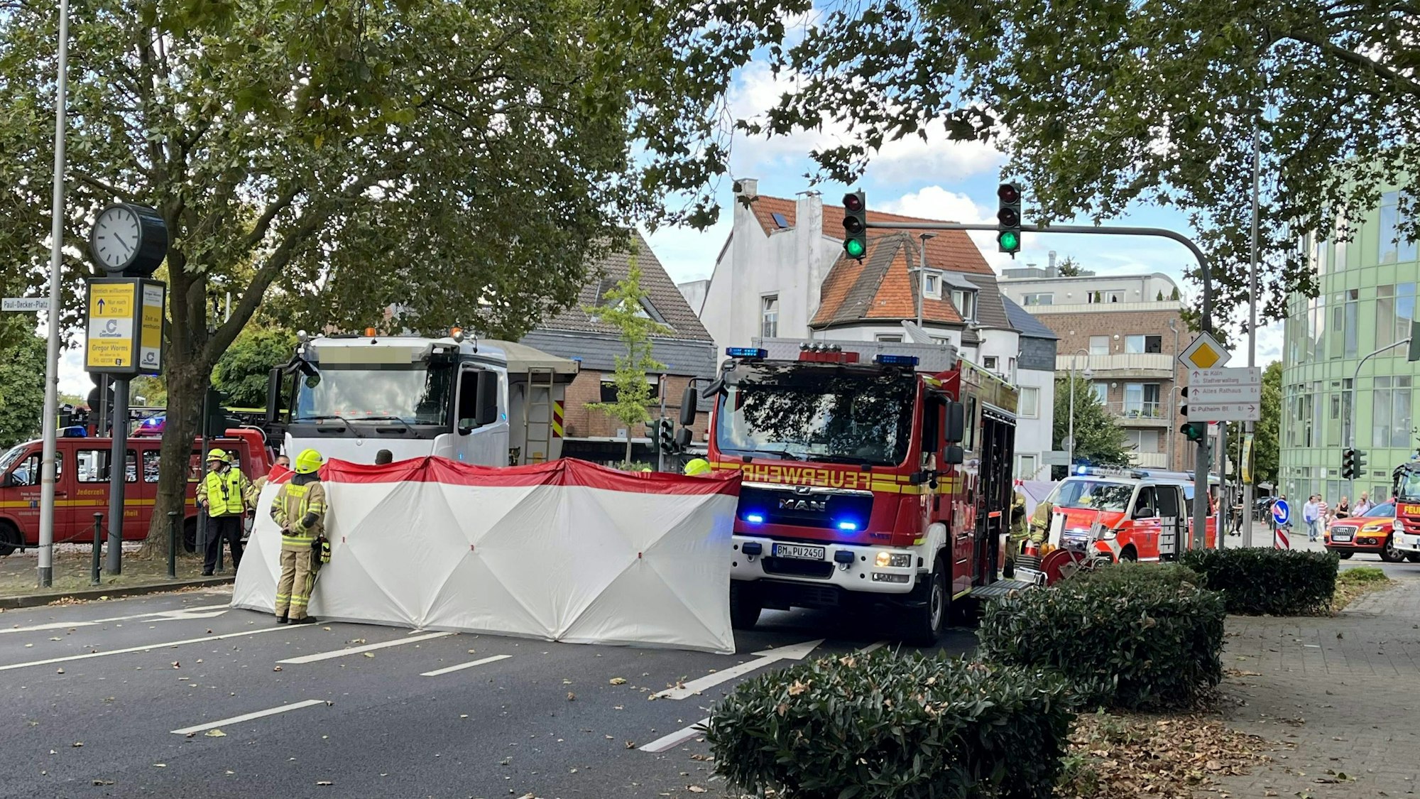Einsatzfahrzeuge von Feuerwehr und Rettungsdienst stehen auf der Straße, quer über die Fahrbahn wurde ein Sichtschutz aufgestellt.