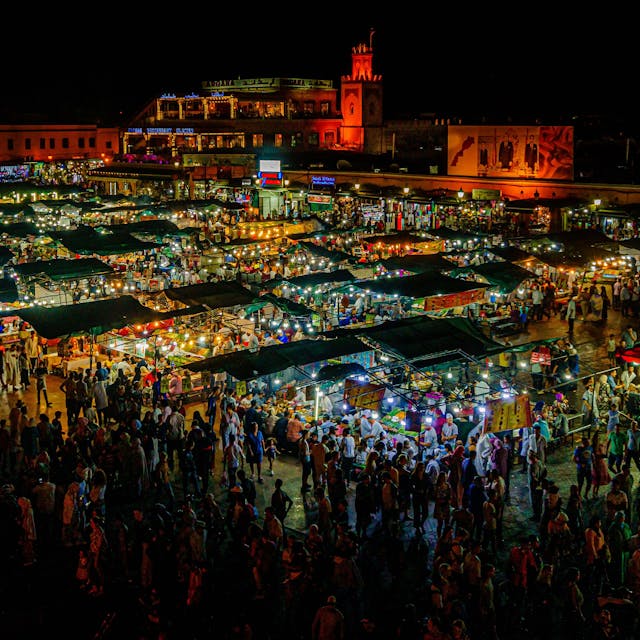 Das Bild zeigt den Markt und sein Treiben in der Nacht.
