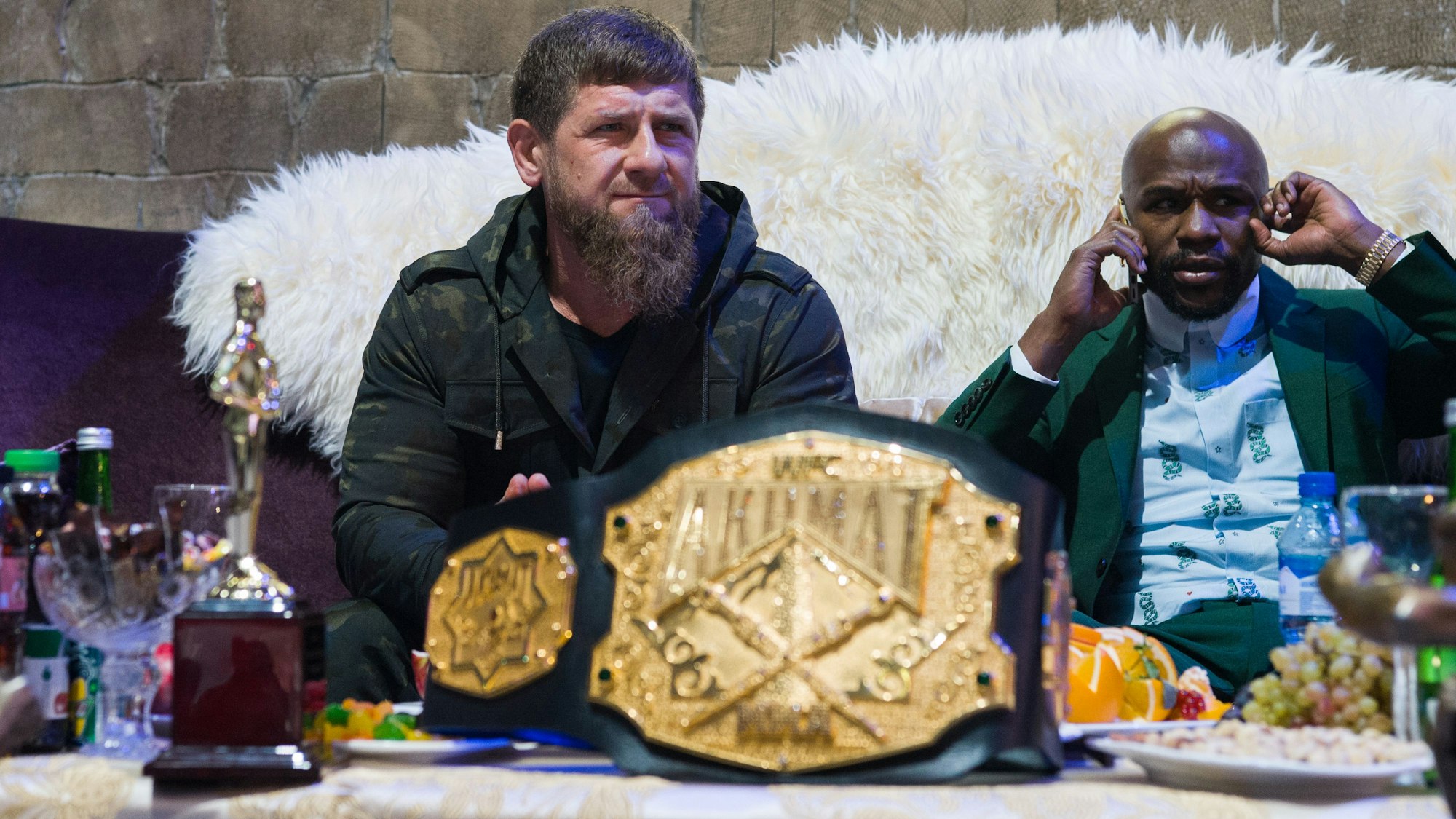 Ramsan Kadyrow und der Ex-Boxweltmeister Floyd Mayweather (r.) sitzen 2018 auf der VIP-Etage im Akhmat Fight Club während eines Mixed Martial Arts-Wettkampfes.