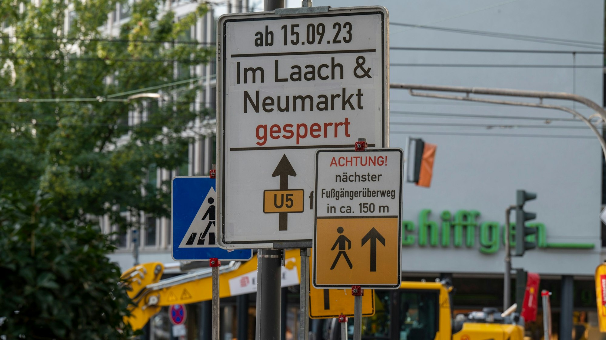 Zu sehen sind zwei Verkehrsschilder, die im Zuge der Großbaustelle der Kölner Verkehrsbetriebe (KVB) auf der Hahnenstraße am Neumarkt aufgestellt worden sind.