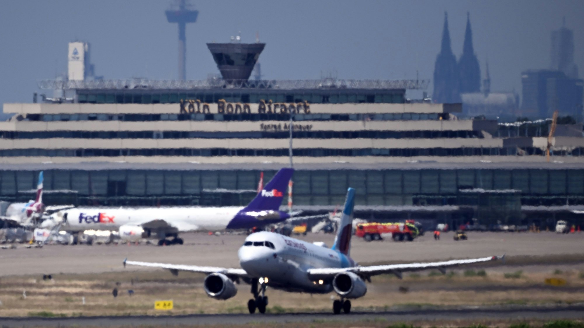 Ein Airbus der Eurowings startet auf dem Flughafen Köln/Bonn.