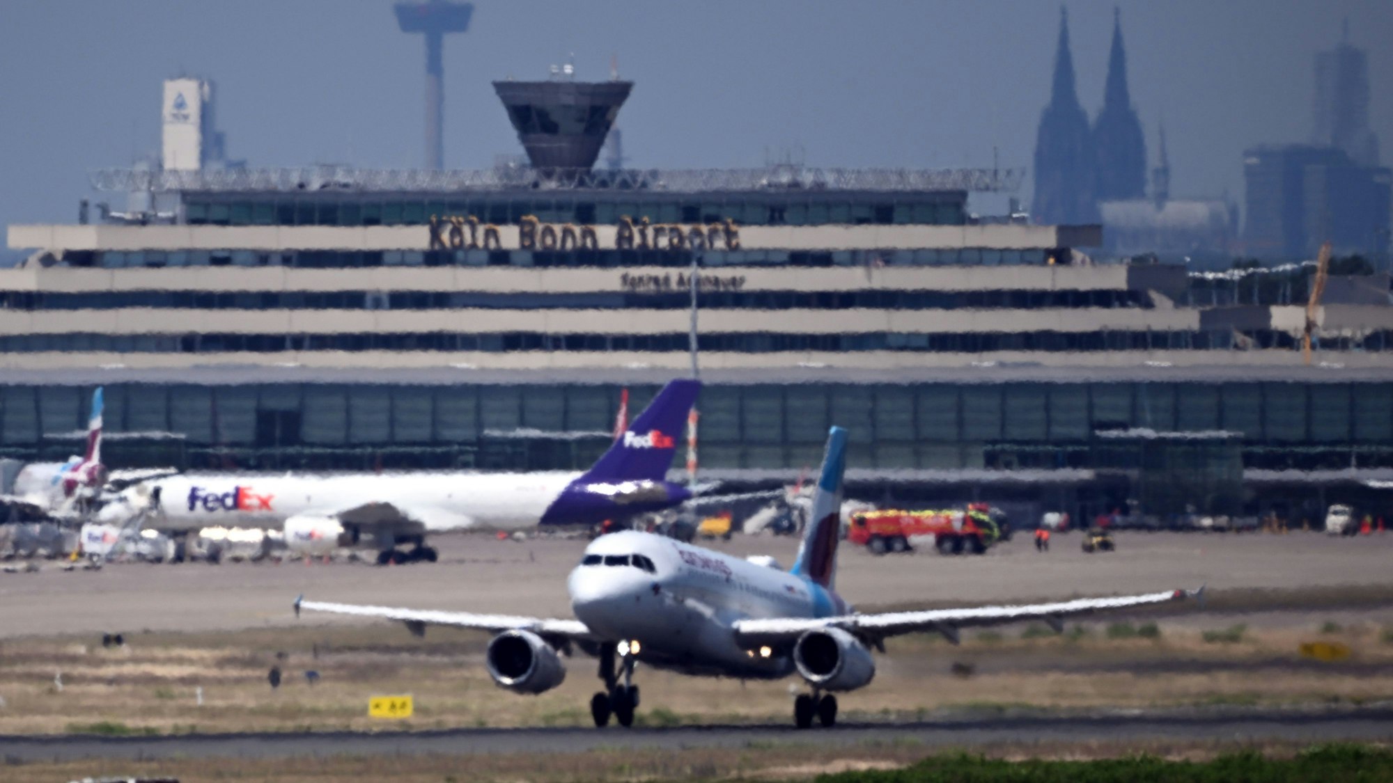 Ein Airbus der Eurowings startet auf dem Konrad-Adenauer-Flughafen Köln-Bonn. 
