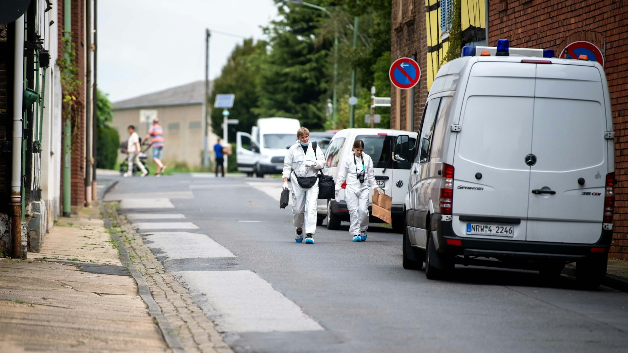 In Füssenich ist ein älteres Ehepaar überfallen worden. Ermittler verlassen den Tatort.