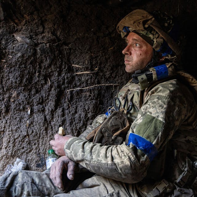 Ein ukrainischer Soldat isst in seiner Stellung in der Nähe der Frontlinie bei Bachmut ein Stück Brot.