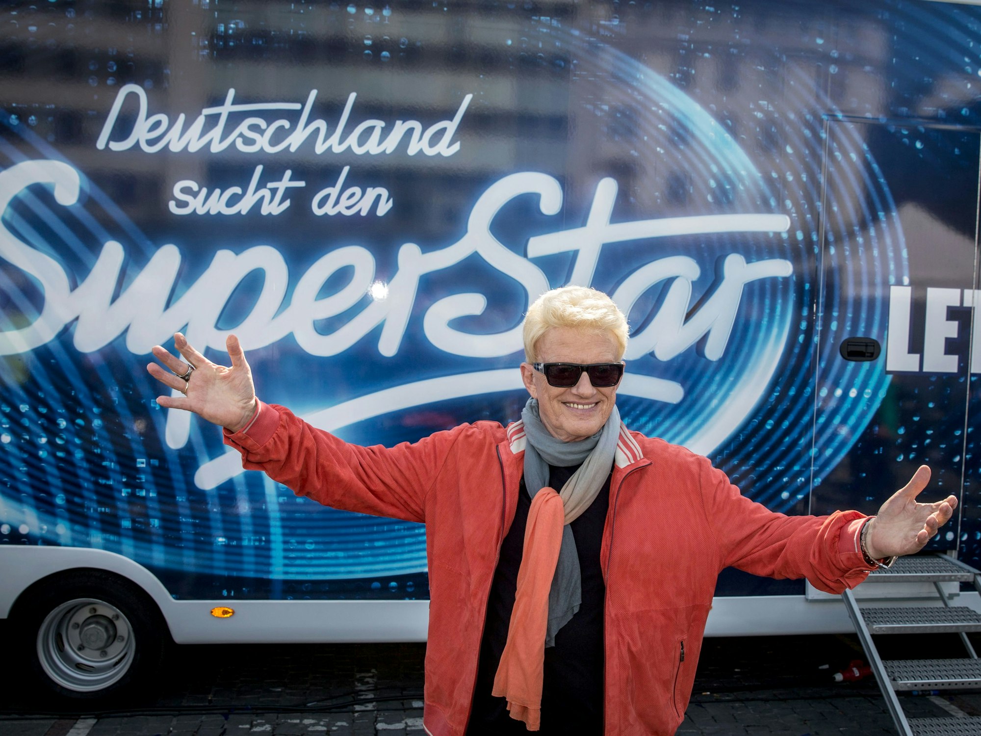 Der Sänger Heino gestikuliert am in Frankfurt am Main (Hessen) vor dem Casting-Truck für die RTL-Show „Deutschland sucht den Superstar“ (DSDS).