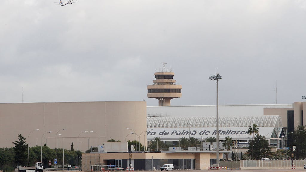 Auf dem Flughafen von Mallorca sind zwei Flugzeuge zusammengestoßen. Unser Symbolbild zeigt eine Gesamtansicht des Flughafens Palma im November 2021.