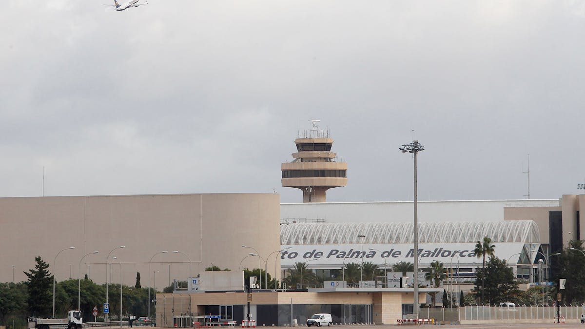 Auf dem Flughafen von Mallorca sind zwei Flugzeuge zusammengestoßen. Unser Symbolbild zeigt eine Gesamtansicht des Flughafens Palma im November 2021.