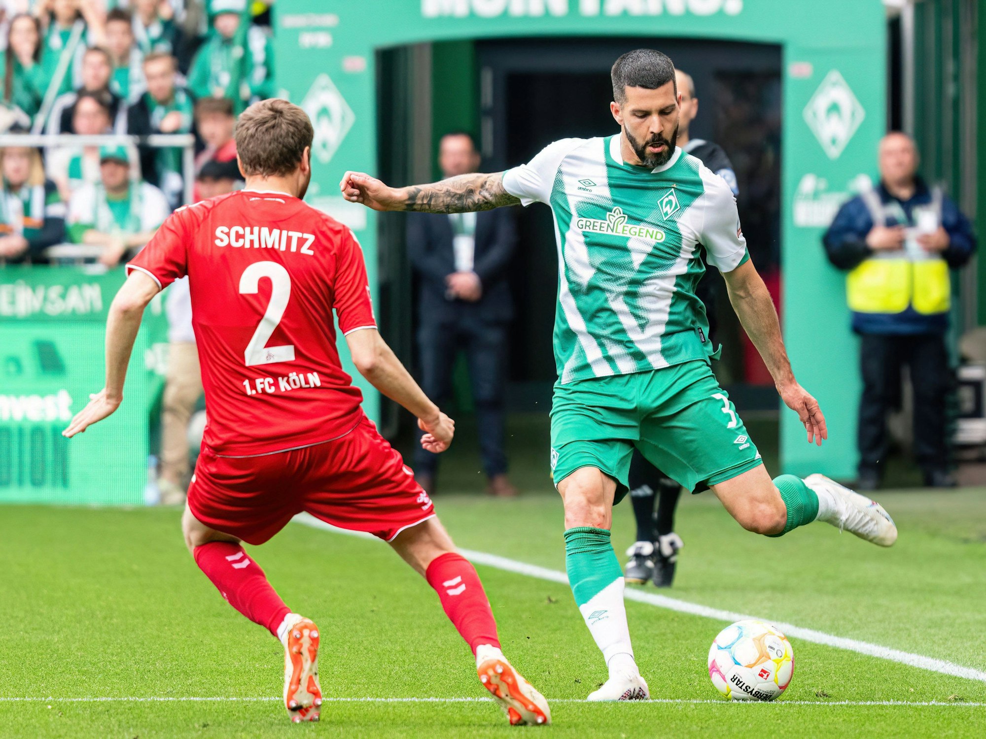 FC-Verteidiger Benno Schmitz (l.) im Zweikampf mit Bremens Anthony Jung beim 1:1-Unentschieden am 20. Mai 2023.