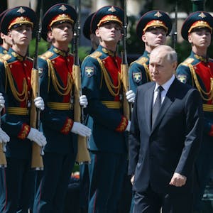 Der russische Präsident läuft vor russischen Soldaten entlang. Die Streitkräfte Russlands werben mit einem skurrilen Video um neue Soldaten. (Archivbild)