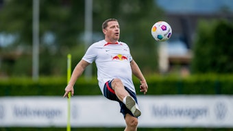 Max Eberl spielt im Trainingslager von RB Leipzig am 21. Juli 2023 in Trainingskleidung Fußball.