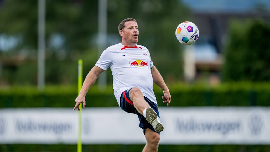 Max Eberl spielt im Trainingslager von RB Leipzig am 21. Juli 2023 in Trainingskleidung Fußball.