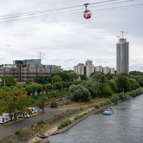 Blick auf die DEVK-Zentrale am Rheinufer, links daneben ist etwas verdeckt das Zoo-Parkhaus zu sehen. Dort soll das neue Hochhaus entstehen.