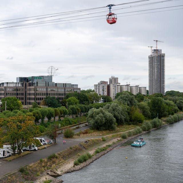 Blick auf die DEVK-Zentrale am Rheinufer, links daneben ist etwas verdeckt das Zoo-Parkhaus zu sehen. Dort soll das neue Hochhaus entstehen.